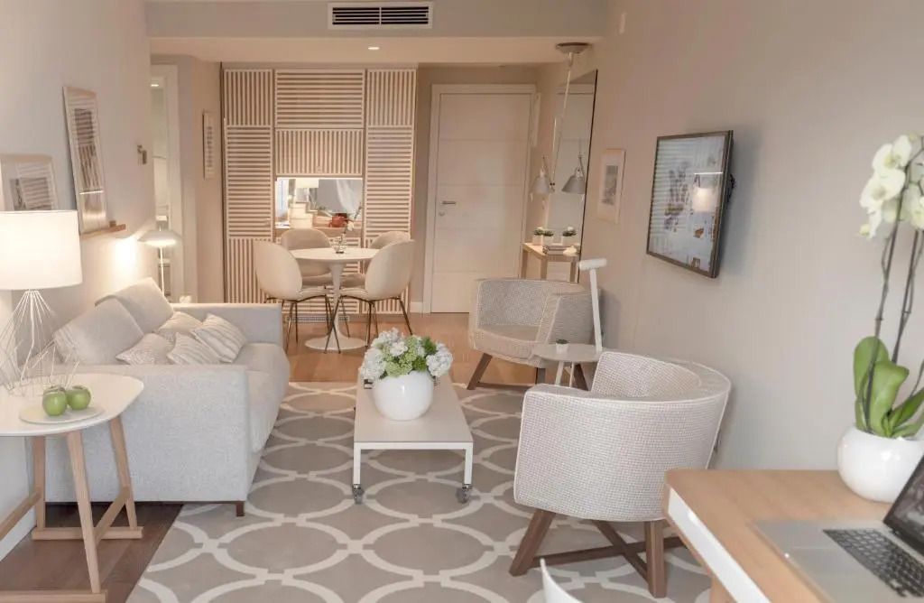 Helles Wohnzimmer mit modernen Möbeln und stilvollem Design