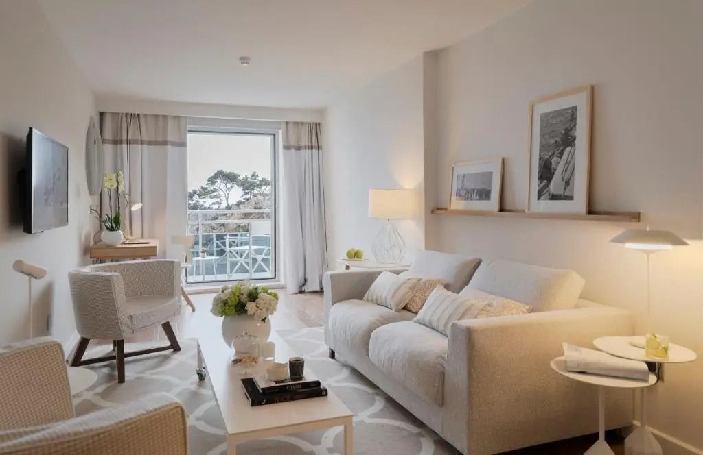 Wohnbereich mit gemütlichem Sofa und einladendem Ambiente