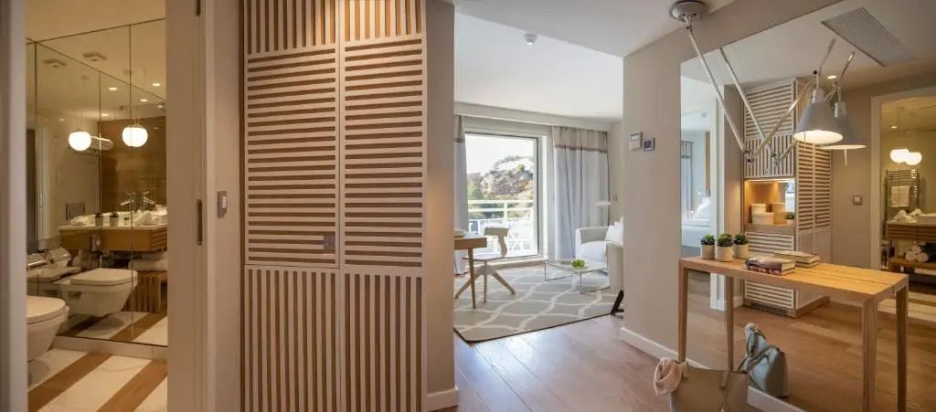 Eleganter Eingangsbereich der Junior-Suite mit Blick auf den Wohnbereich und den Balkon.