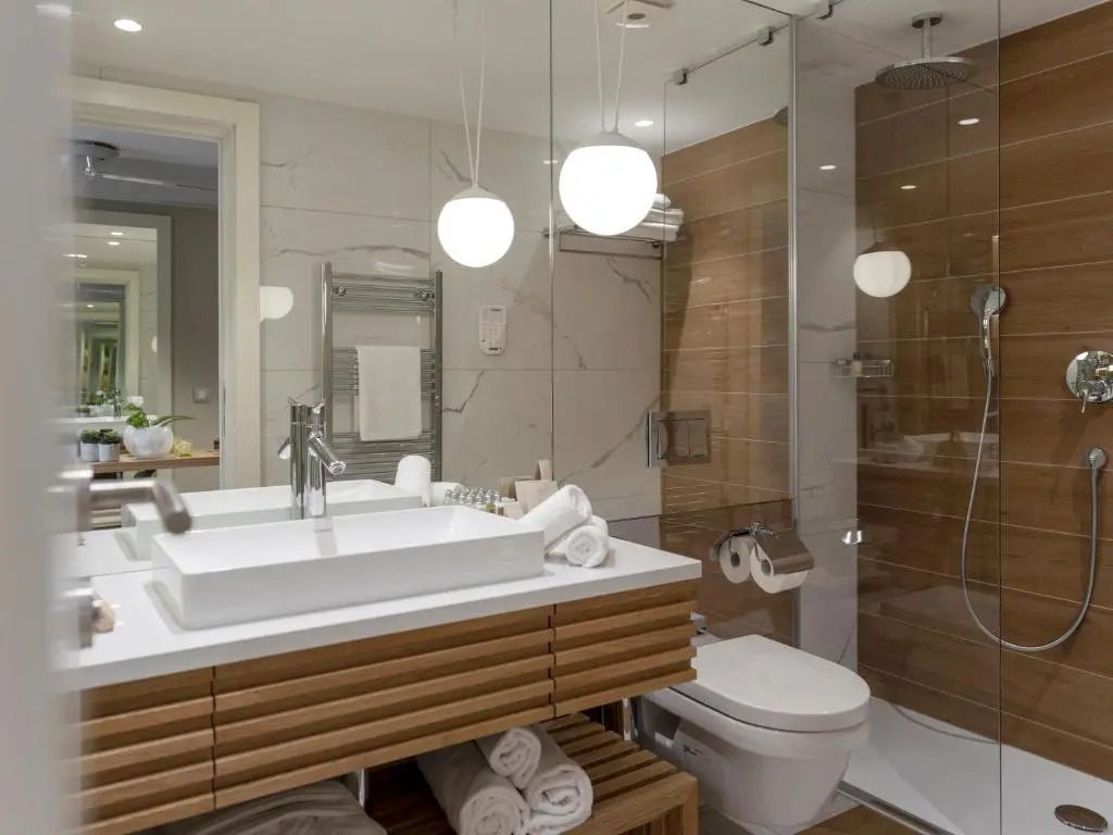 Elegantes Badezimmer mit Doppelwaschbecken und moderner Dusche