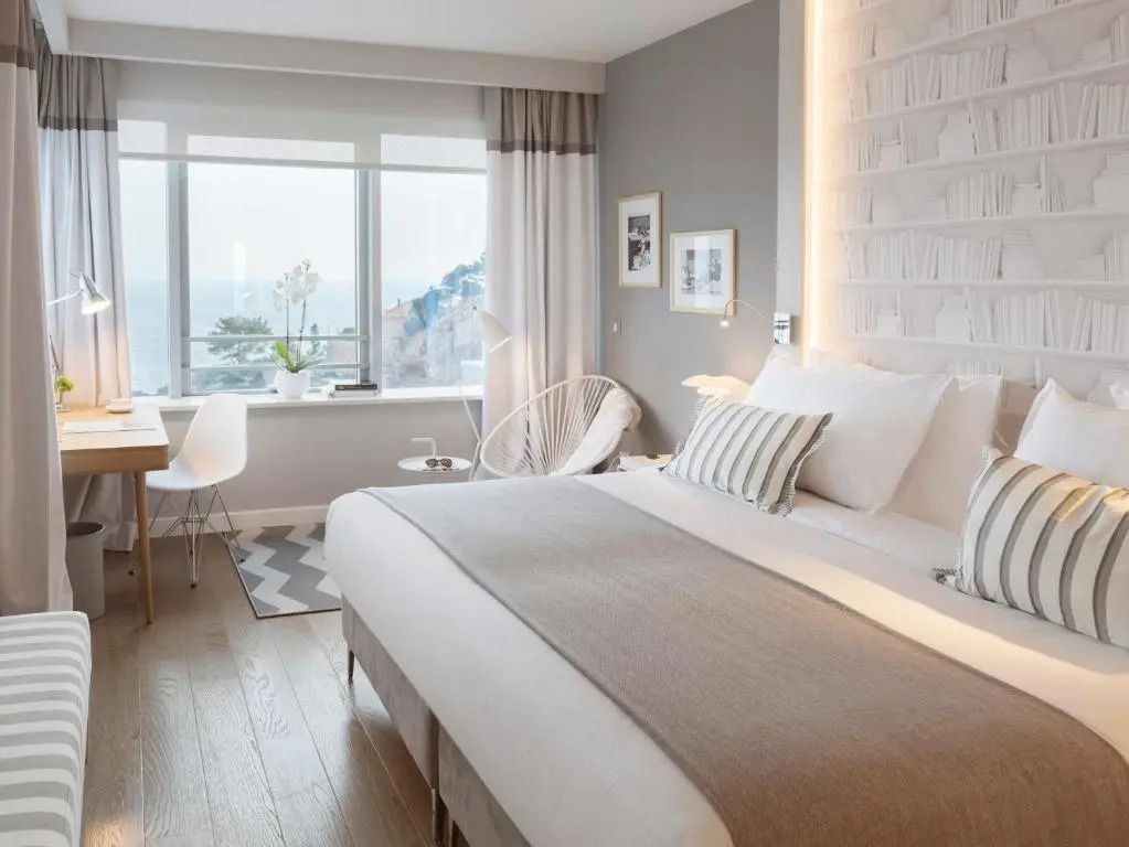 Modernes Doppelzimmer mit Meerblick und stilvollem Dekor
