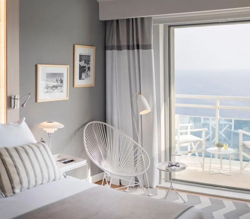 Helles Hotelzimmer mit modernem Design und Meerblick vom Balkon
