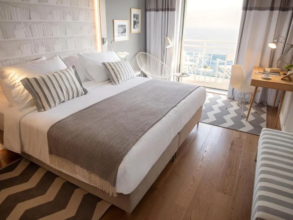 Helles Zimmer mit Doppelbett, Balkon und Meerblick