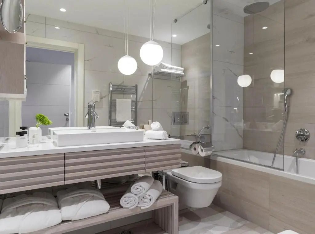 Modernes Badezimmer mit eleganter Einrichtung