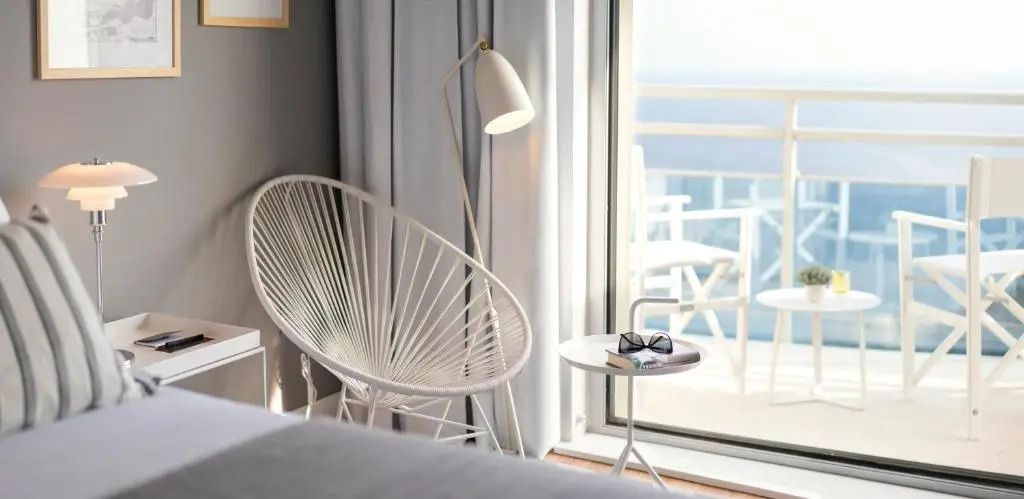 Sitzecke mit Blick auf das Meer vom Balkon