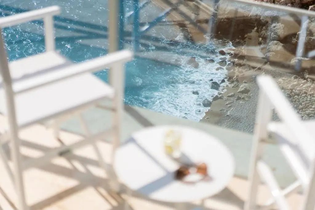 Blick vom Balkon auf das glitzernde Meer bei Sonnenschein
