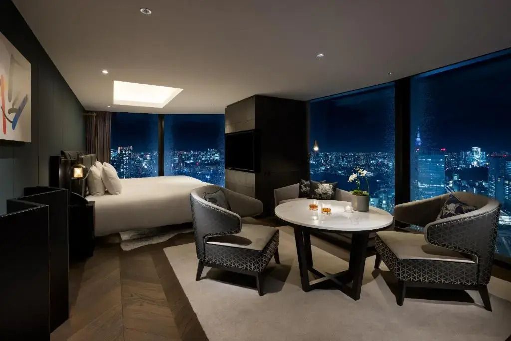 Modernes Deluxe Doppel Studio mit Blick auf die nächtliche Skyline von Tokio
