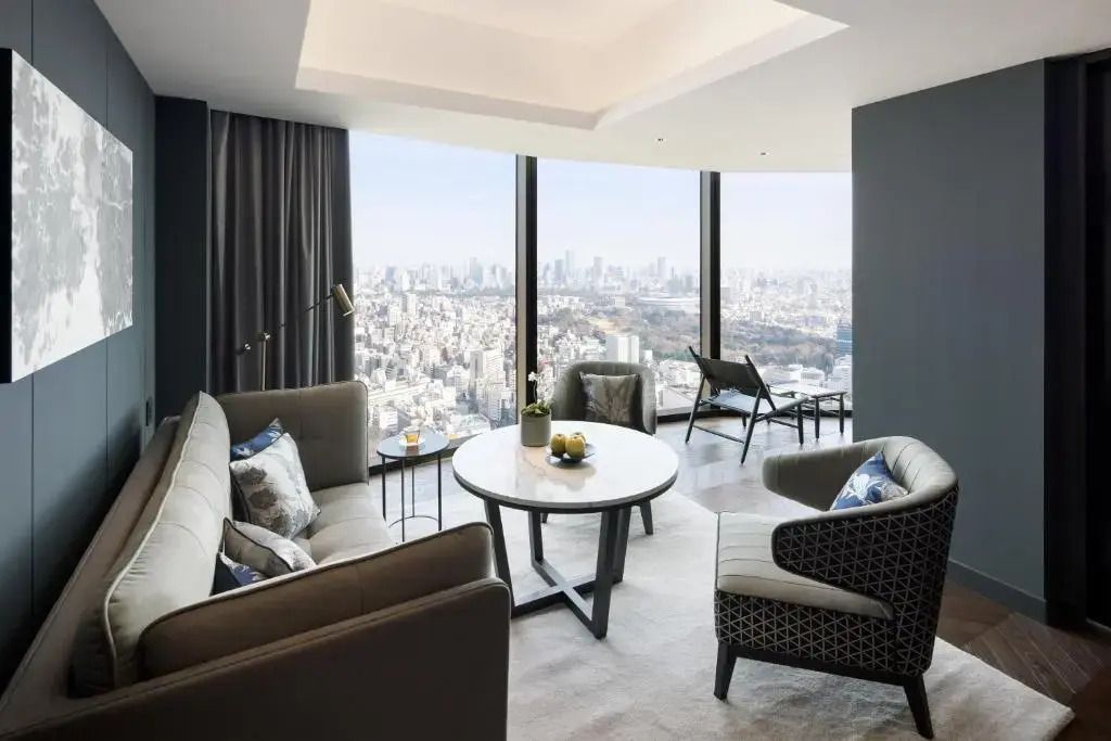 Geräumiger Wohnbereich mit Panoramablick auf die Stadt und luxuriösem Mobiliar