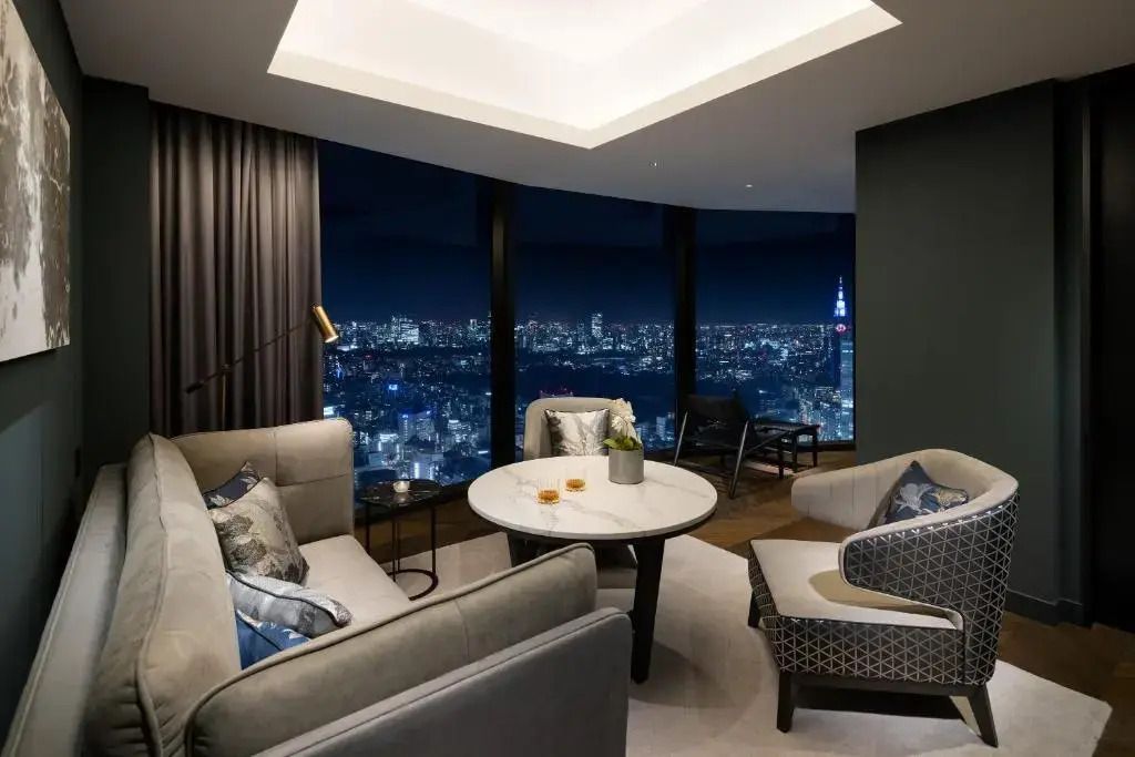Wohnzimmer mit nächtlichem Stadtblick und elegantem Interieur
