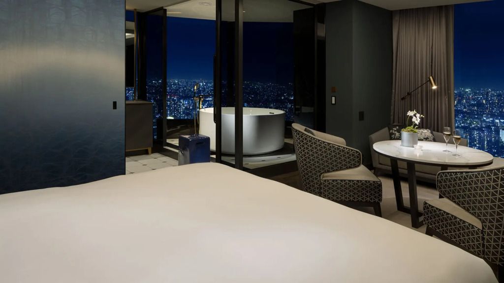 Luxuriöse Suite mit beeindruckender Nachtaussicht und freistehender Badewanne mit Aussicht