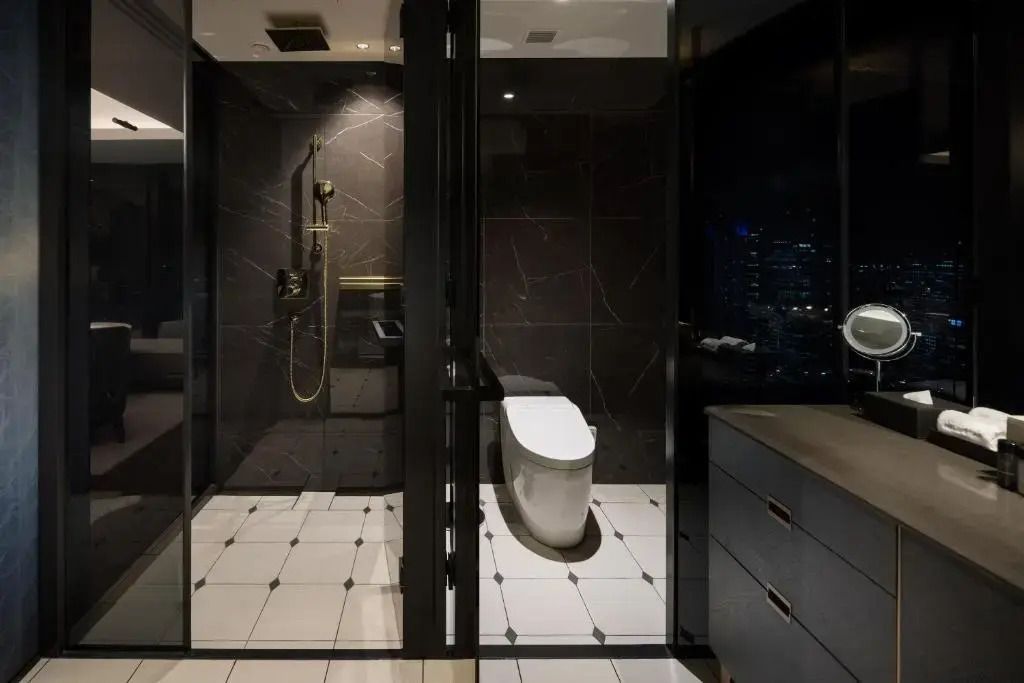 Hochwertig ausgestattetes Bad mit moderner Duschkabine und WC, Stadtblick