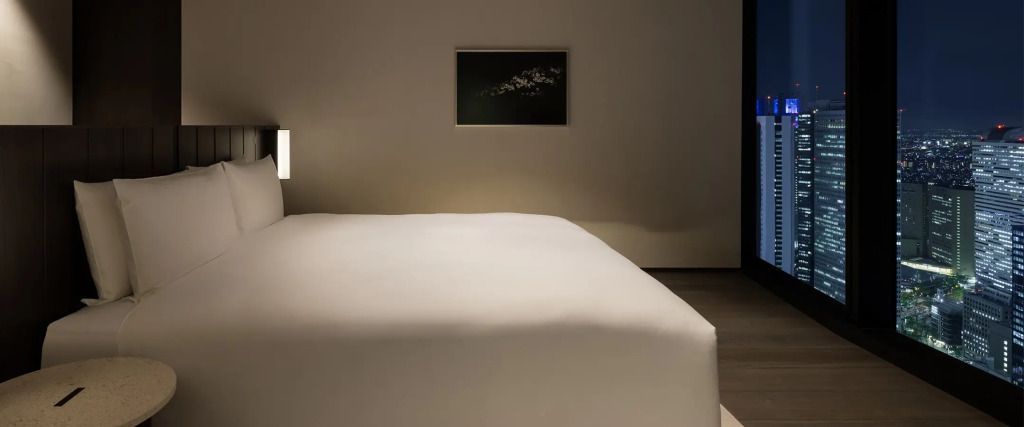 Elegantes Doppelbett in minimalistisch gestaltetem Penthouse-Zimmer