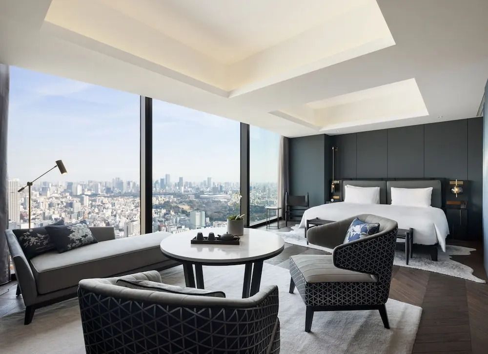 Modernes Hotelzimmer mit Panoramablick über Tokio und eleganter Einrichtung
