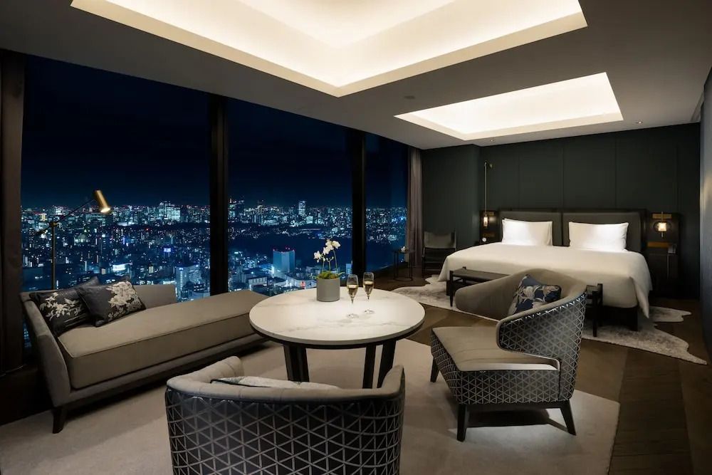 Hotelzimmer mit nächtlichem Stadtblick über Tokio und luxuriöser Atmosphäre