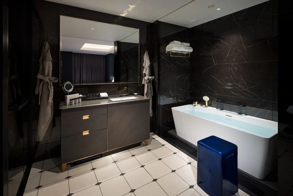 Elegantes Badezimmer mit großer Badewanne und moderner Ausstattung