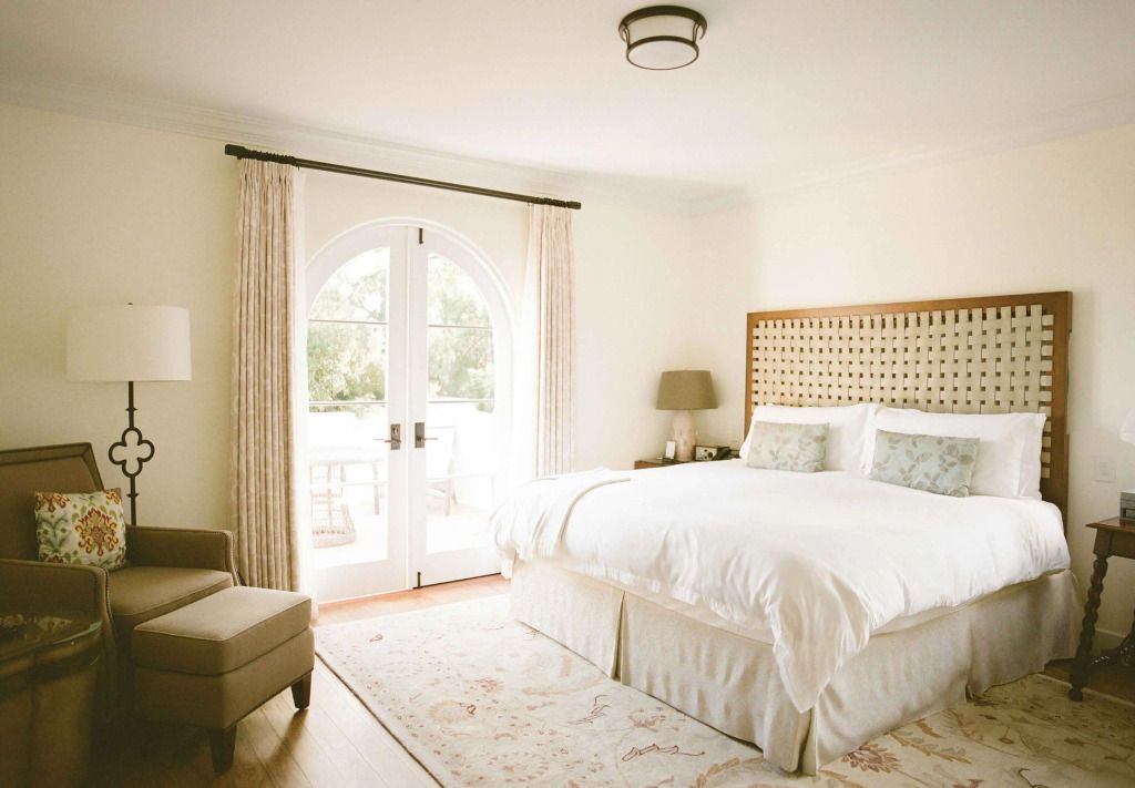 Helles Deluxe Doppelzimmer mit großem Bett und Zugang zur Terrasse