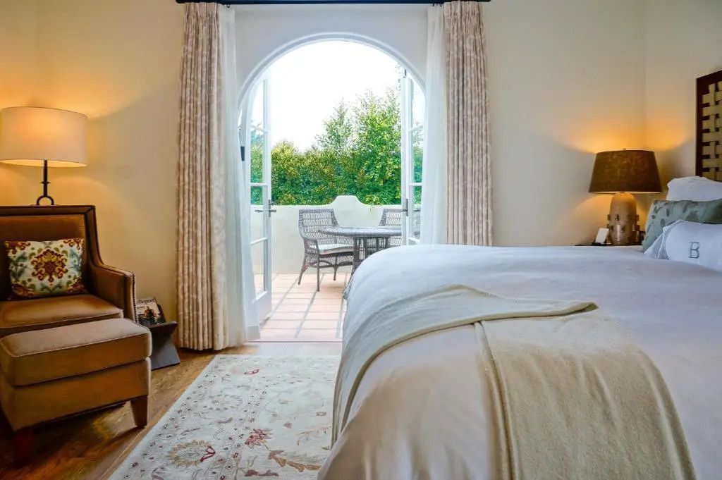 Deluxe Zimmer mit Zugang zu einem Balkon mit Gartenblick