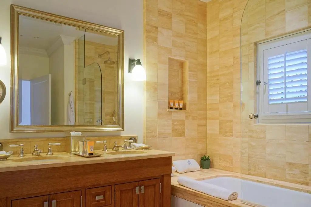 Luxuriöses Badezimmer mit großer Badewanne und eleganten Fliesen