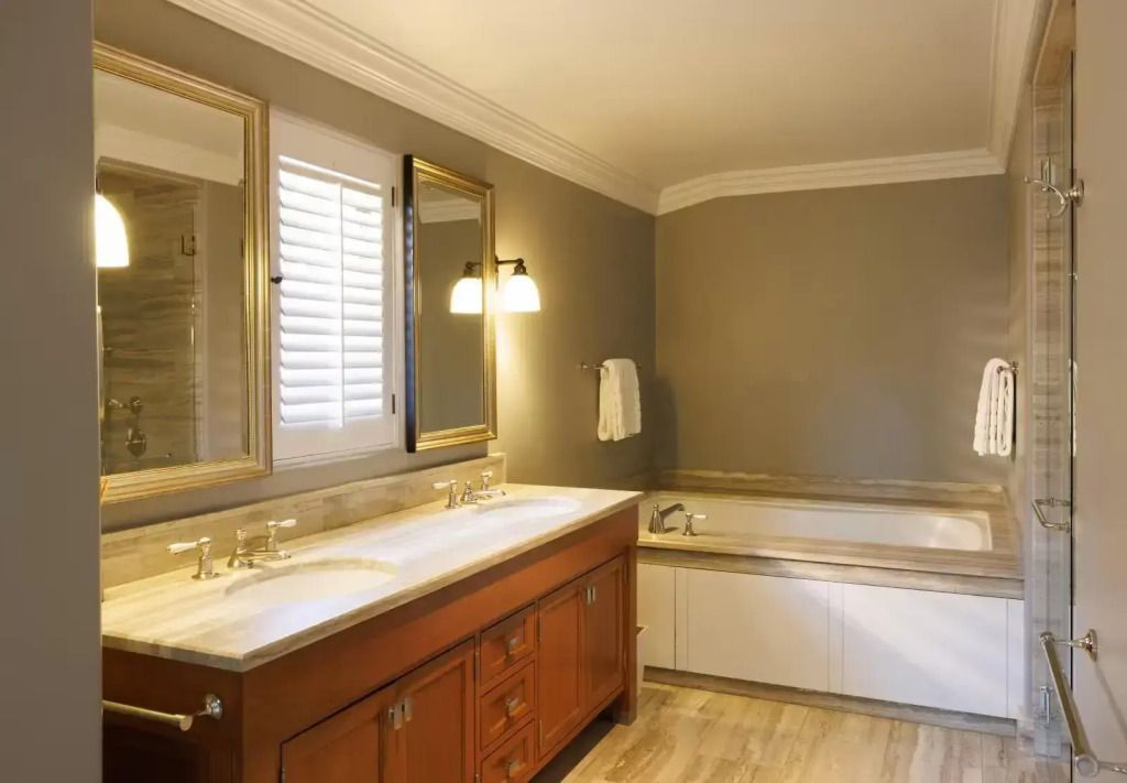 Geräumiges Badezimmer mit Doppelwaschbecken und Badewanne in der Hummingbird Suite