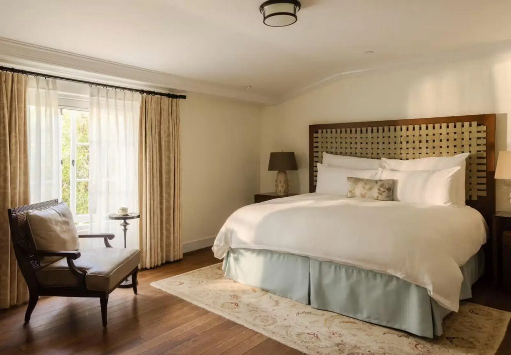Gemütliches Schlafzimmer in der Oak Tree Suite mit großem Bett und natürlichem Licht
