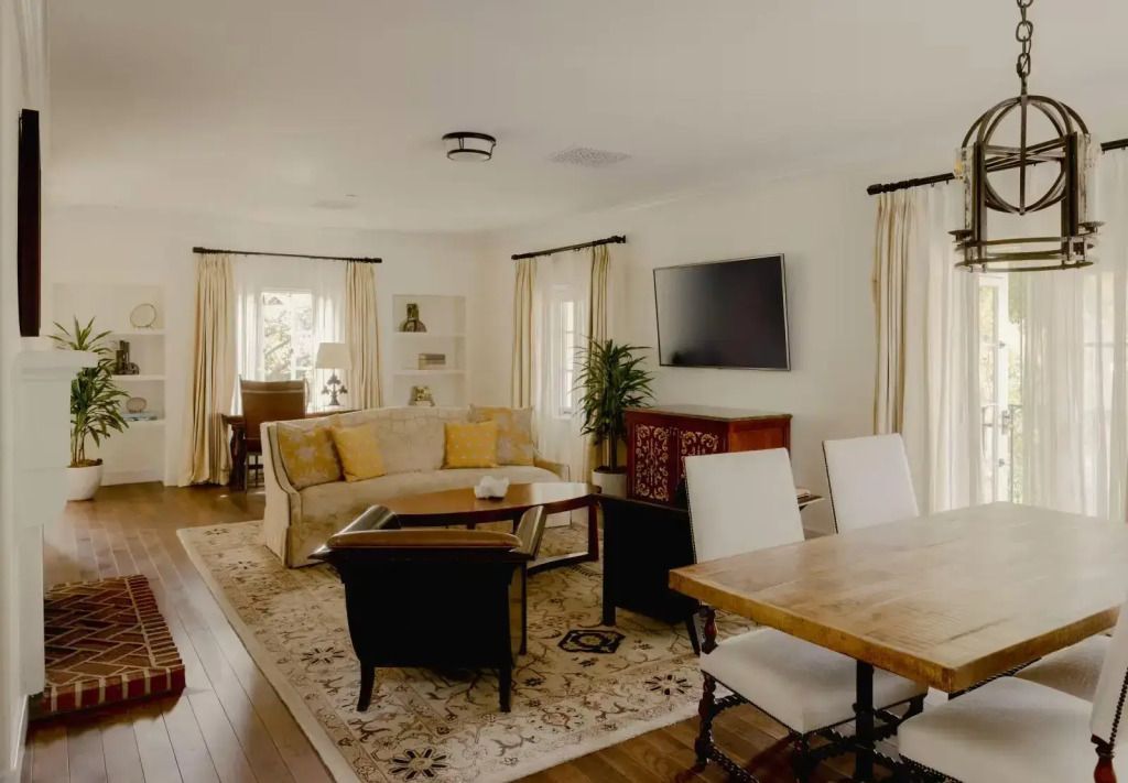 Großer Wohnbereich der Suite mit Sofa, Esstisch und stilvoller Dekoration