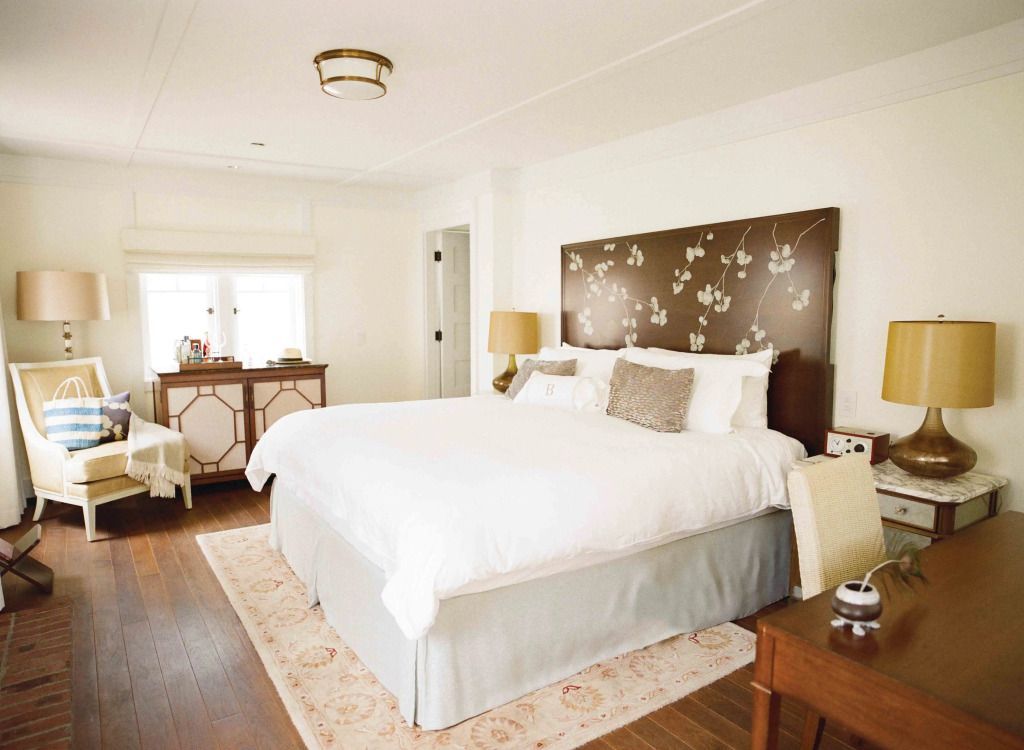 Helles Premier Doppelzimmer mit großem Bett, Holzboden und elegantem Design