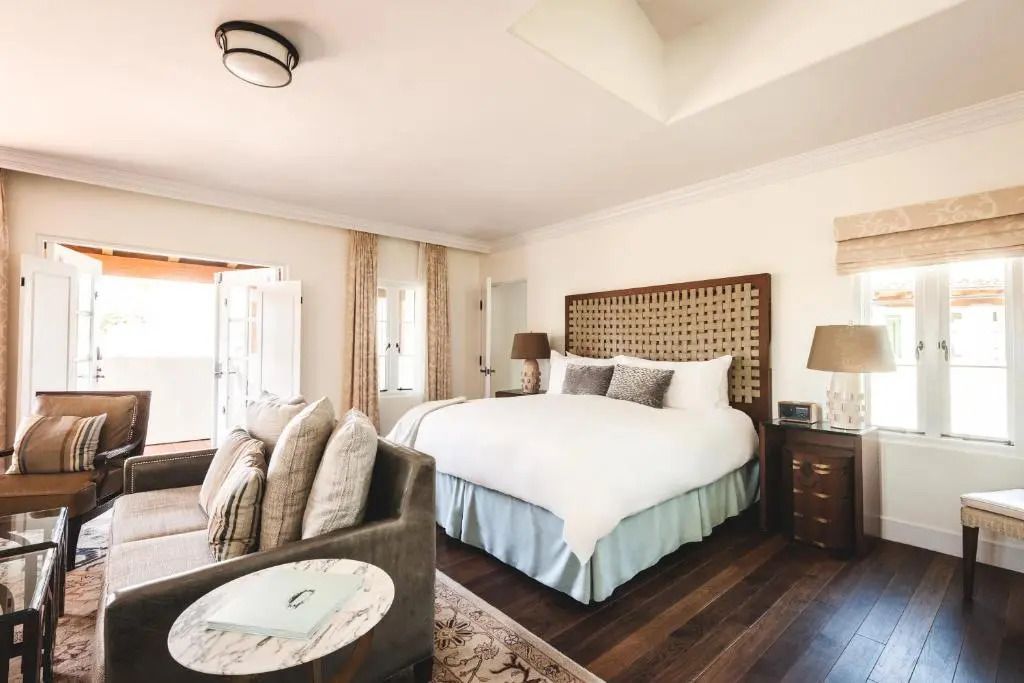 Luxuriöses Doppelzimmer mit Balkonzugang und stilvollem Interieur