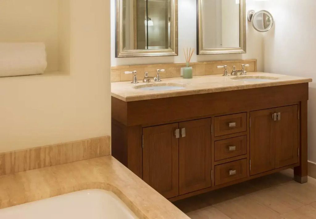 Badezimmer mit Doppelwaschbecken und großer Spiegelfläche