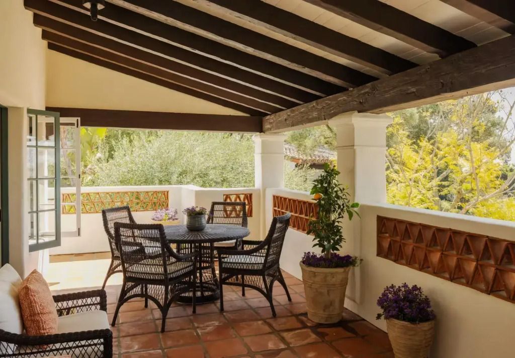 Überdachte Terrasse mit gemütlichem Essplatz und Pflanzen