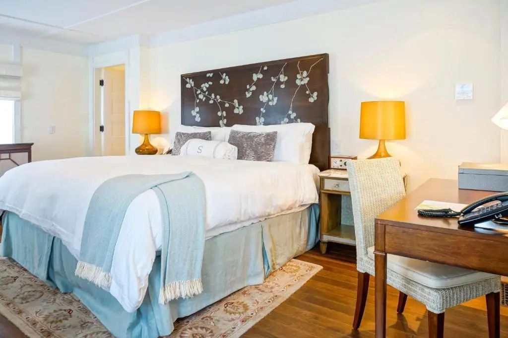 Gemütliches Superior Zimmer mit Doppelbett, dekorativen Kissen und warmem Licht.