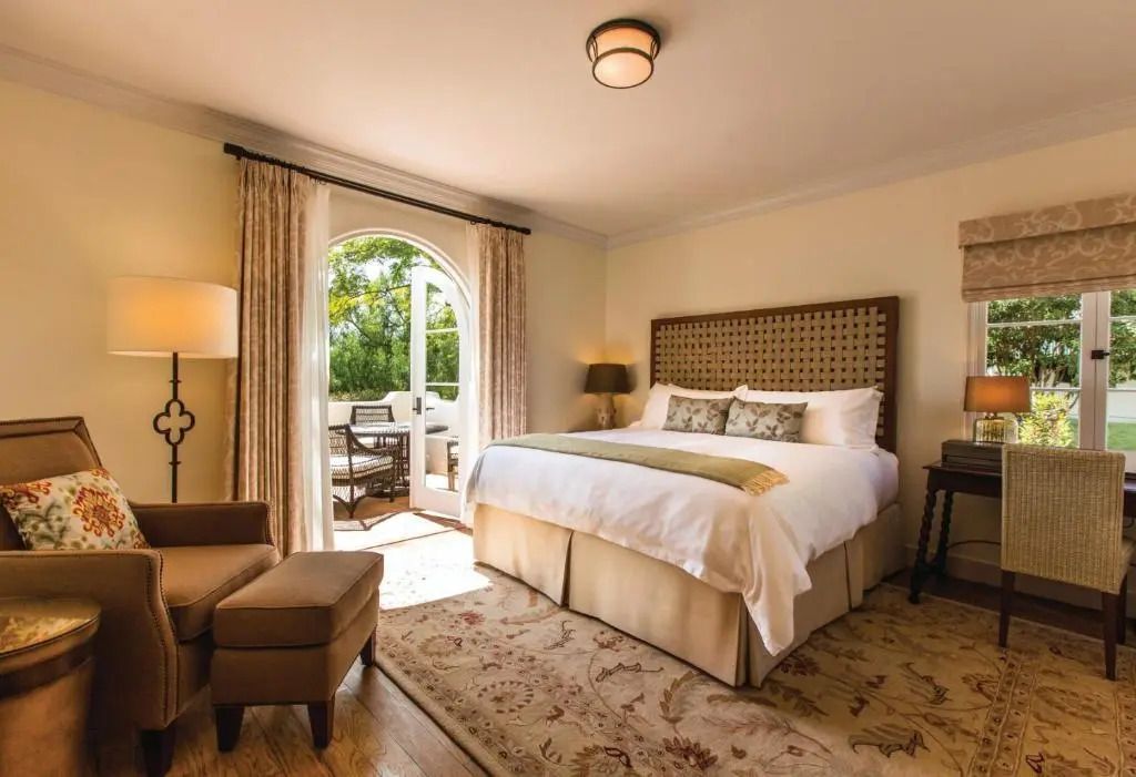 Luxuriöses Zimmer mit Queensize-Bett und Zugang zur privaten Terrasse.