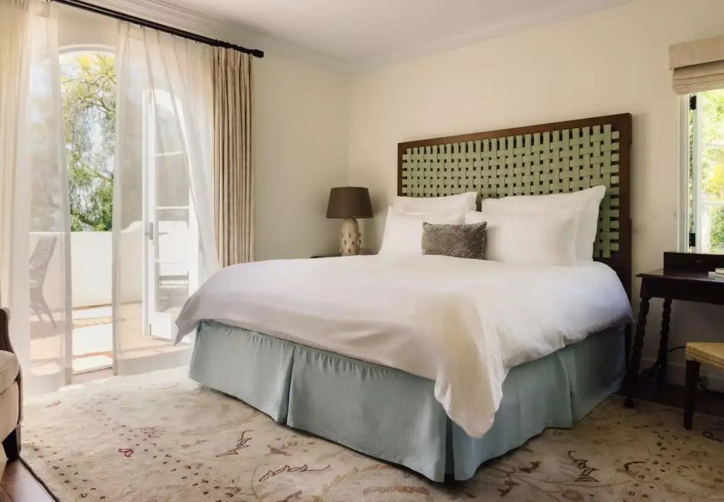 Helles Schlafzimmer mit großem Doppelbett und Zugang zur Terrasse