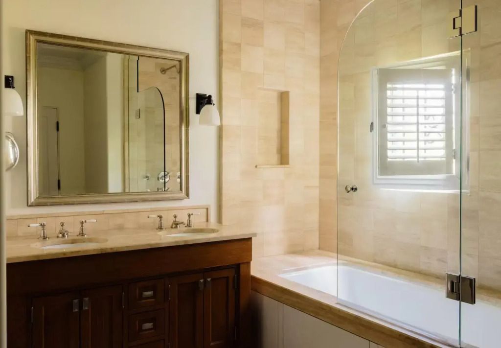 Modernes Badezimmer mit großer Badewanne und Doppelwaschbecken