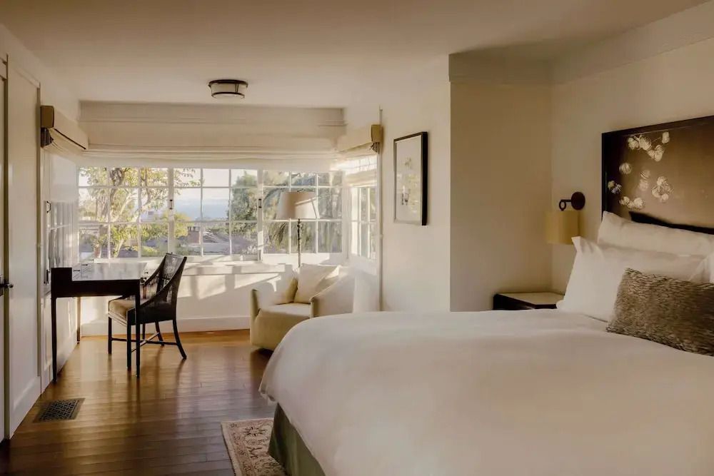 Helles Schlafzimmer der Vista Suite mit großem Bett und Panoramafenstern