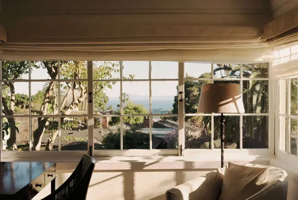 Aussicht aus dem Fenster auf die Landschaft und den Ozean in der Vista Suite