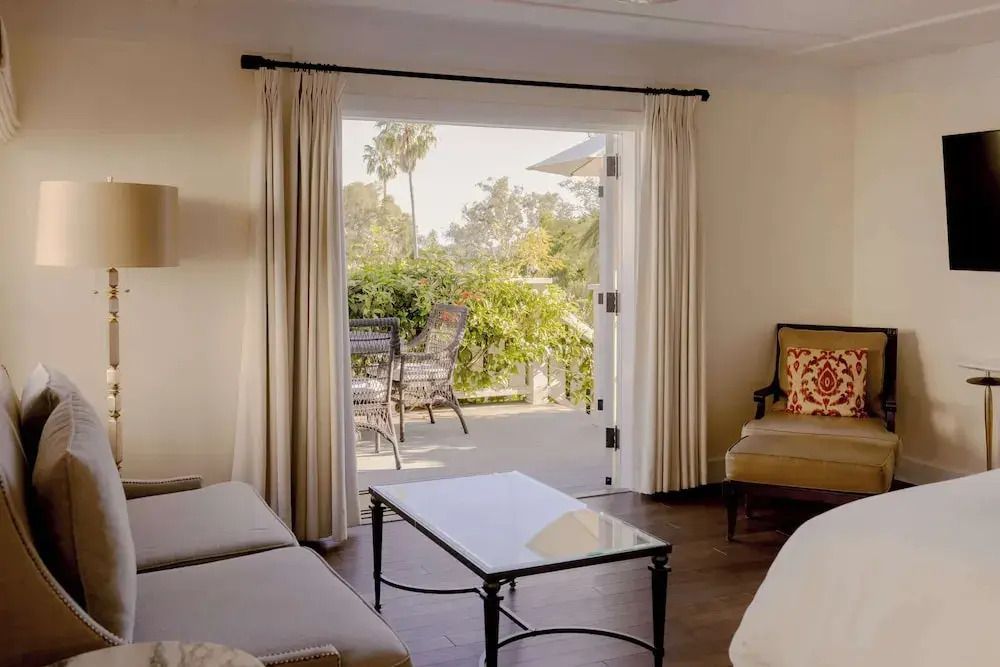 Wohnzimmer der Vista Suite mit offenem Zugang zur Terrasse