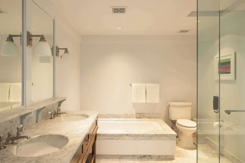 Luxuriöses Badezimmer der Vista Suite mit Doppelwaschbecken und Badewanne