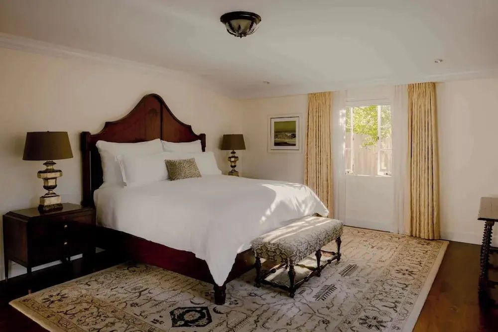 Geräumiges Schlafzimmer mit Kingsize-Bett und dekorativem Teppich im El Encanto Santa Barbara