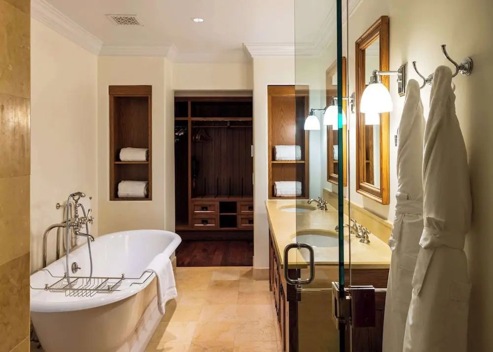 Luxuriöses Badezimmer mit freistehender Badewanne und Doppelwaschbecken