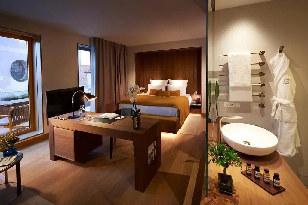 Elegantes Deluxe Doppelzimmer mit Balkon und gemütlichem Doppelbett