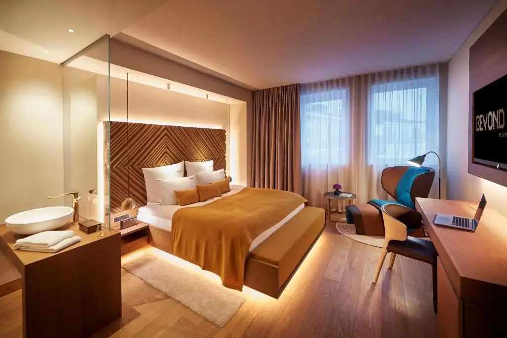 Modernes Doppelzimmer mit Holzboden und elegantem Beleuchtungskonzept