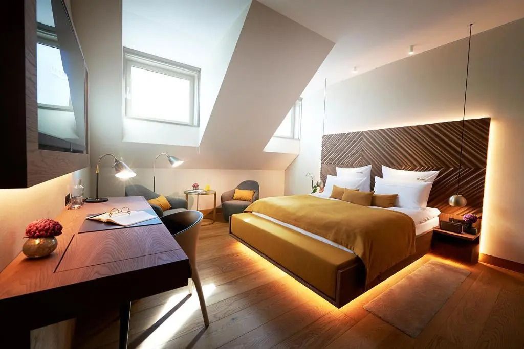 Helles Doppelzimmer mit Dachfenstern und stilvollem Mobiliar