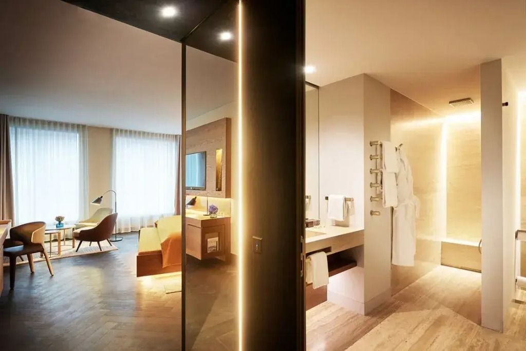Moderner Hotelzimmerflur mit Blick ins geräumige Badezimmer
