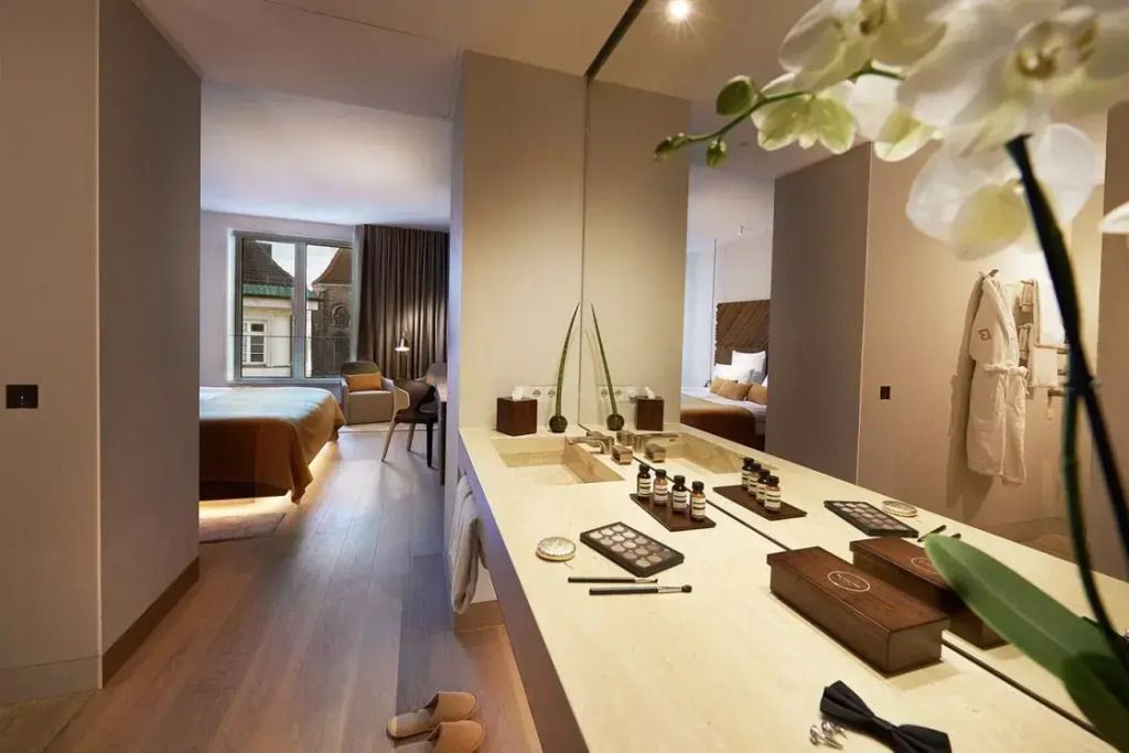 Blick in das Badezimmer mit eleganter Waschtisch und Pflegeprodukten