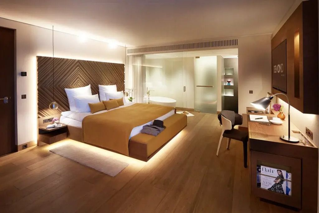 Elegante Suite mit Doppelbett, Holzböden und moderner Einrichtung