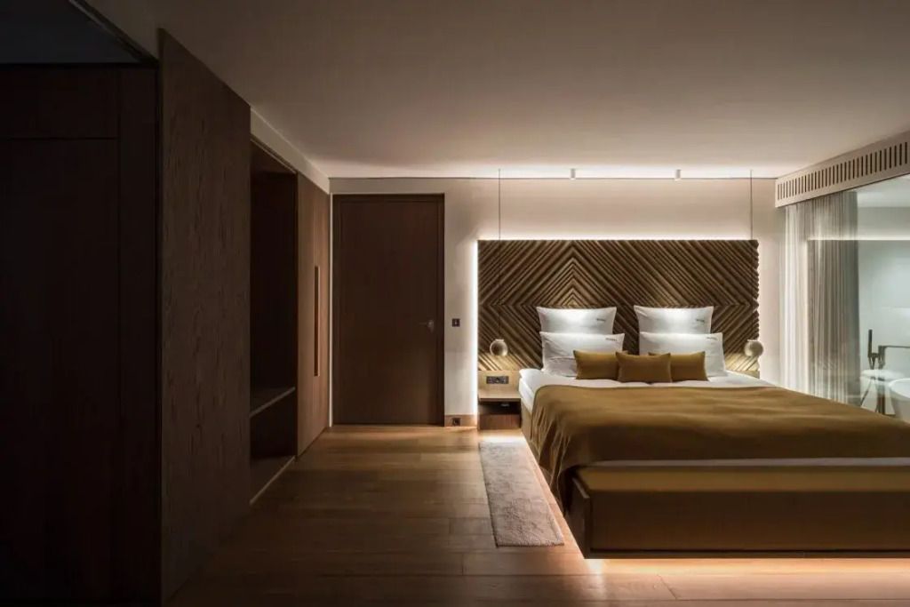 Suite mit gemütlichem Doppelbett und indirekter Beleuchtung