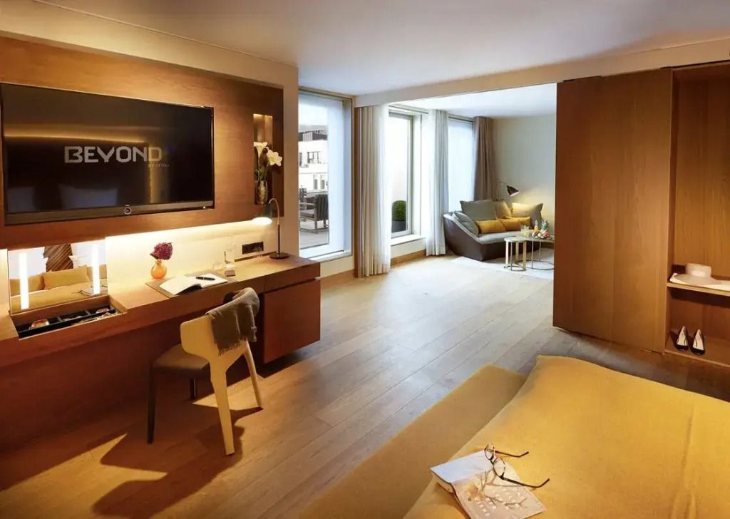 Suite mit Arbeitsbereich, Sofa und Zugang zur Terrasse