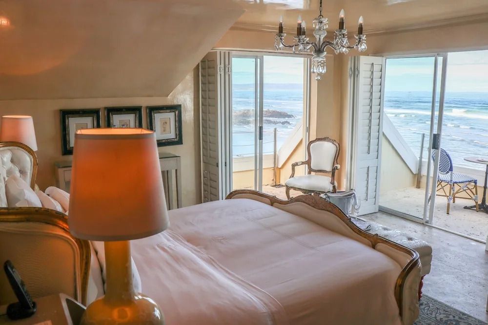 Elegantes Schlafzimmer mit Meerblick und Kronleuchter im Deluxe Zimmer