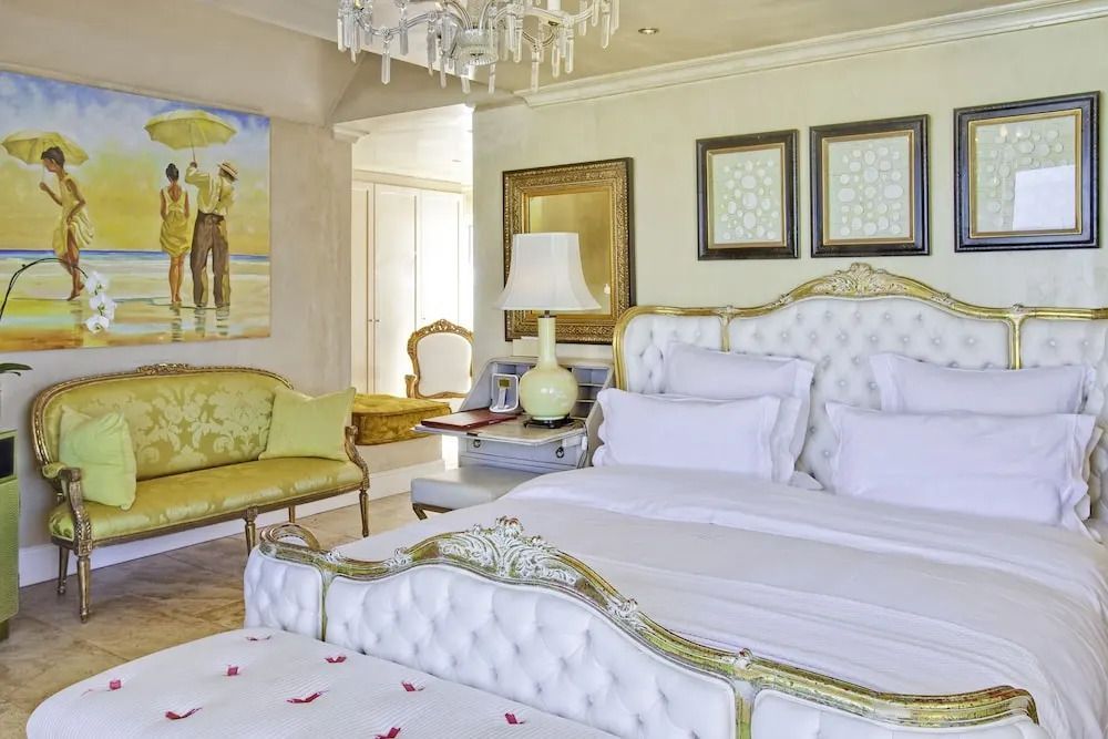 Luxuriöses Zimmer mit stilvoller Dekoration und Kristallleuchter
