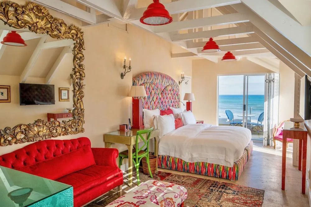 Farbenfrohes Schlafzimmer mit Meerblick und einzigartigem Design